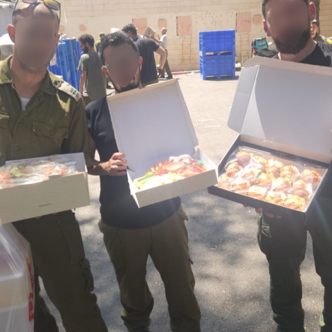 200 חיילים הוקפצו לאזור פ"ת מבלי שהתאפשר להם להיערך לשהייה ממושכת - מעשים טובים בפתח תקווה