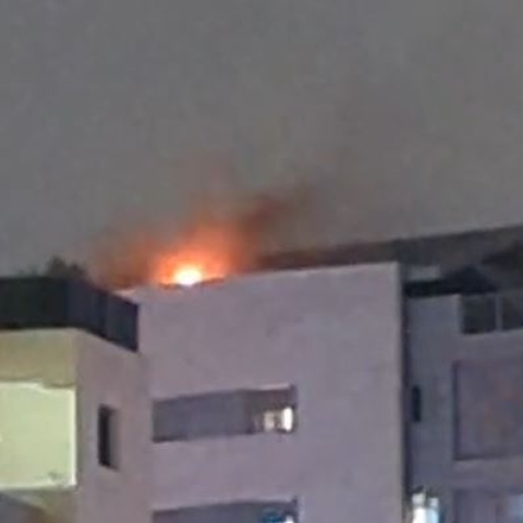 שריפה פרצה על גג בניין בפ"ת כתוצאה מפגיעת חלק של טיל - חדשות בפתח תקווה
