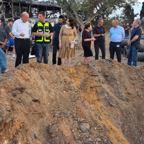 המבקר אנגלמן ובכירי משרדו סיירו באתרים שנפגעו מטילים איראניים בפתח תקווה ובהרצליה - חדשות בפתח תקווה