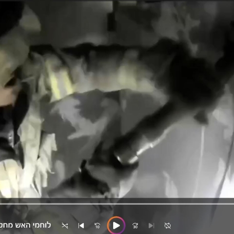 חילוץ בלייב: לוחמי האש פועלים תחת אש ומחלצים אזרחים מבניין שספג פגיעה ישירה מטיל איראני - חדשות בפתח תקווה
