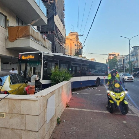 בזמן האזעקה: איבד שליטה על האוטובוס והתנגש בבניין מגורים בפתח תקווה - חדשות בפתח תקווה
