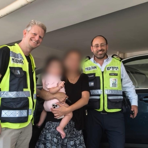 תינוקת ננעלה בשגגה ברכב בפתח תקווה - צפו - חדשות בפתח תקווה