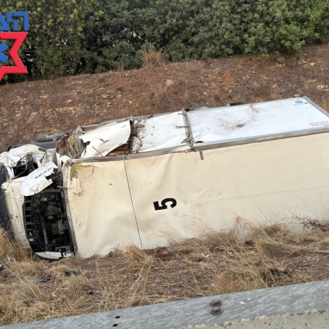 שני נפגעים בהתהפכות משאית בביש 6 סמוך לנחשונים - חדשות בפתח תקווה