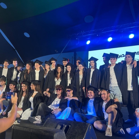המחזור הראשון של ביה"ס שש שנתי רמון בשכונת אם המושבות סיים את לימודיו! - חינוך בפתח תקווה