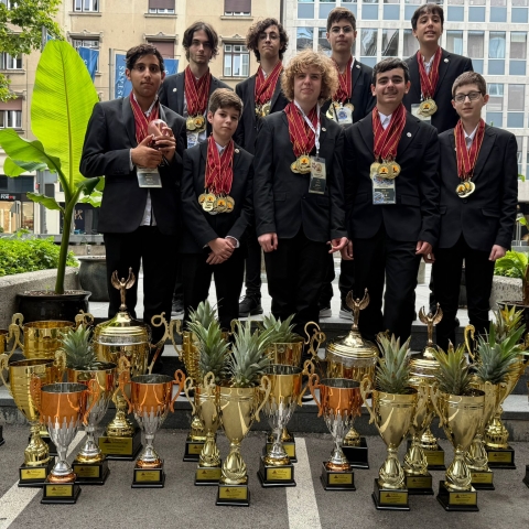 נבחרת תלמידים מחטיבת הביניים 'אחד העם' חזרה מתחרות בינ"ל בסלובניה עם 23 גביעים! - חינוך בפתח תקווה