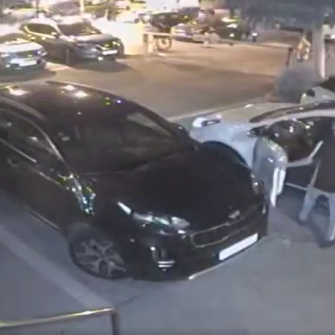 כך גנבו רכב קאיה מחניון חיצוני בפתח תקווה - צפו - חדשות בפתח תקווה