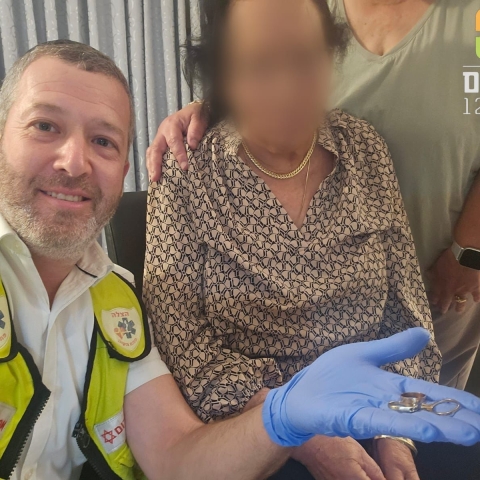 יום אחרי יום: 4 טבעות נתקעו על אצבעות של  2 נשים בפתח תקווה - צפו במבצע החילוץ - חדשות בפתח תקווה