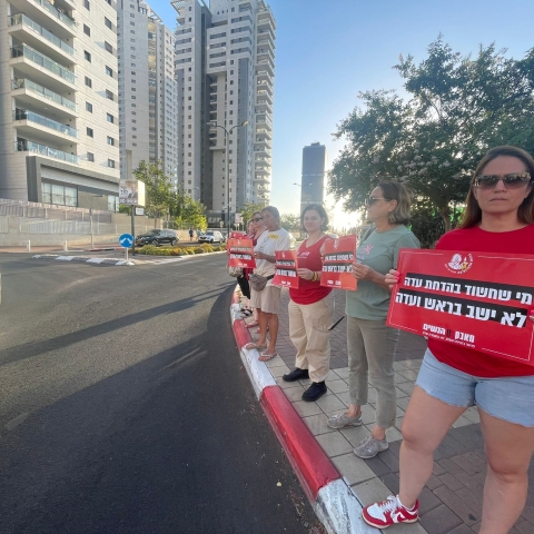 "מי שחשוד באינוס והדחת עדה, לא יישב בראש ועדה" - צפו בסרטונים מן ההפגנה אתמול בפ"ת - חדשות בפתח תקווה