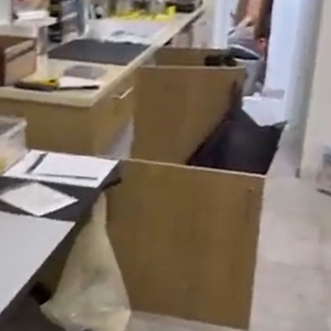  נתפסה כמות גדולה של סמים במעבדת סמים שהוקמה בדירה בת"א ונעצרו 3 חשודים - חדשות בפתח תקווה