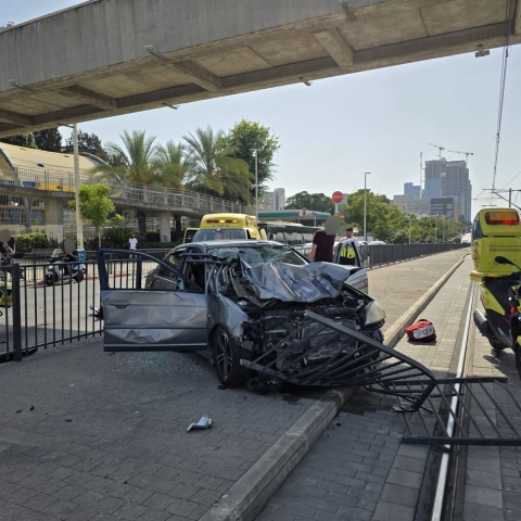 תייר נפצע לאחר שהתנגש עם רכבו במעקה בטיחות בפתח תקווה - חדשות בפתח תקווה