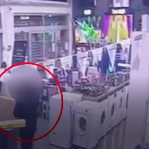  כתב אישום נגד ישראל צ'קלר (26) מפתח תקווה, בפרשת עוקץ קשישים בסכום כולל של מאות אלפי שקלים. - חדשות בפתח תקווה