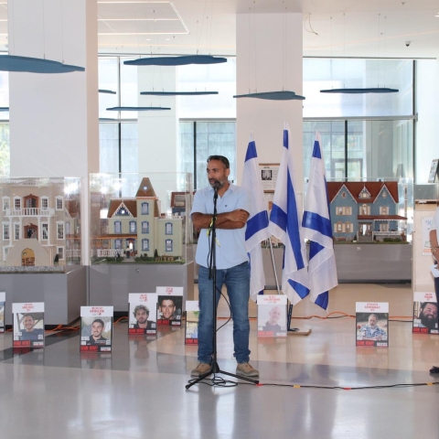 "בקומה 6, נפתחו הדלתות של המעלית ויצאה לי ילדה" - אביחי ברודץ מדבר - בריאות בפתח תקווה