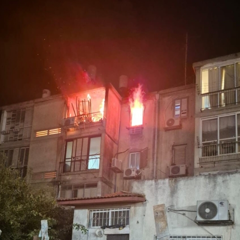 8 צוותי כיבוי אש פעלו אתמול בשריפה בפ"ת - צפו בתיעוד חילוץ לכוד מהדירה - חדשות בפתח תקווה