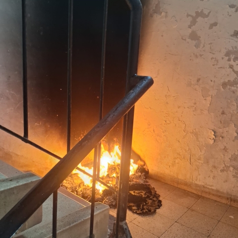 פצוע קל בשריפה בבניין מגורים מול העירייה - חדשות בפתח תקווה