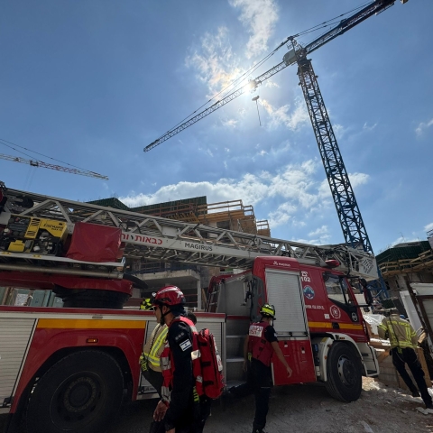 מפעיל עגורן לא חש בטוב במהלך עבודתו בגובה של כ-30 מטרים - צפו במבצע החילוץ - חדשות בפתח תקווה