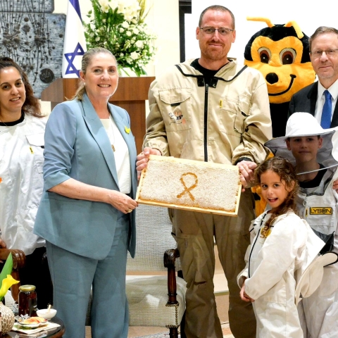 מה העניקה משפחת סימון מכפר סירקין לנשיא המדינה? - חדשות בפתח תקווה