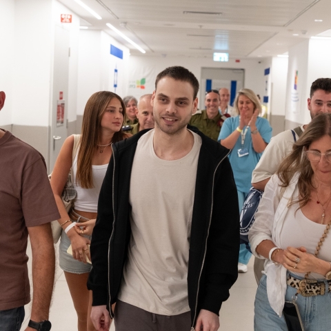 לאחר שנתיים בשבי, שורד השבי אלון אהל נותח בעינו ובכתפו בבילינסון - בריאות בפתח תקווה