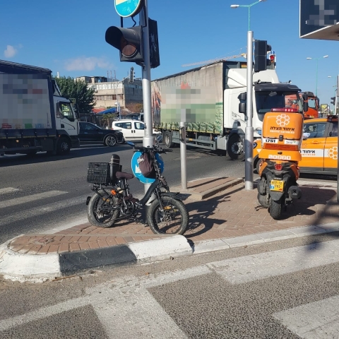 רוכב אופניים חשמליים נפגע בתאונה במעורבות משאית באזה"ת סגולה - חדשות בפתח תקווה