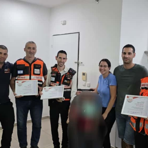 ילד כבן 8 איבד הכרה בביתו בשכונת אם המושבות וניצל - חדשות בפתח תקווה
