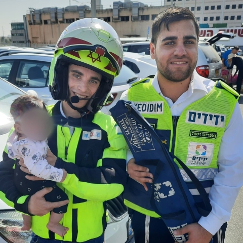 פעוטה בת חודשיים ננעלה ברכב בשגגה בפתח תקווה - צפו - חדשות בפתח תקווה