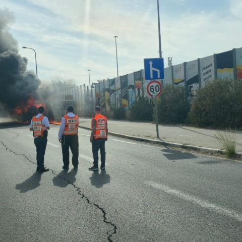 באורח נס, נהג האוטובוס נמלט ברגע האחרון, לפני שהאוטובוס עלה באש - צפו - חדשות בפתח תקווה