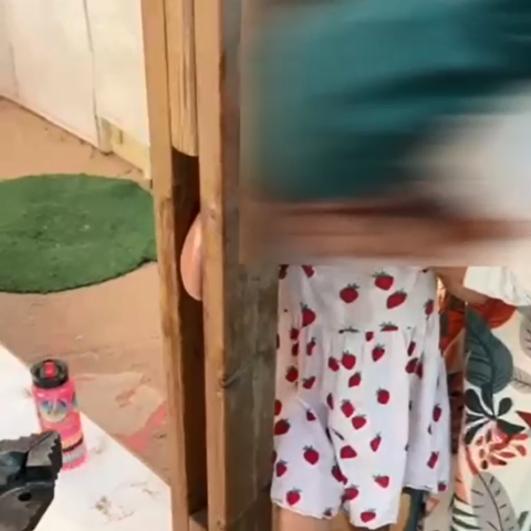ידה של ילדה נלכדה במתקן משחק בגן ילדים בפתח תקווה - צפו - חדשות בפתח תקווה
