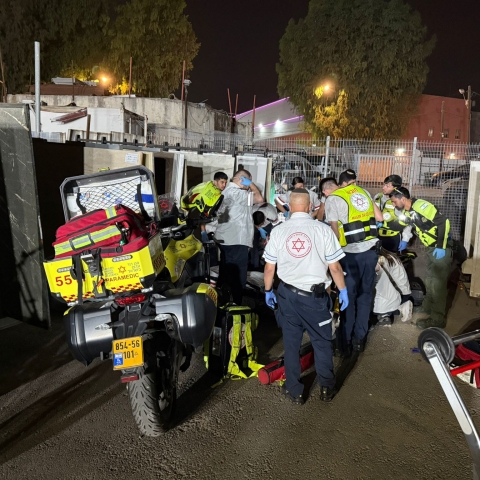"ליבו חזר לפעום": פועל נפצע קשה מקריסת אבן שיש במפעל - חדשות בפתח תקווה