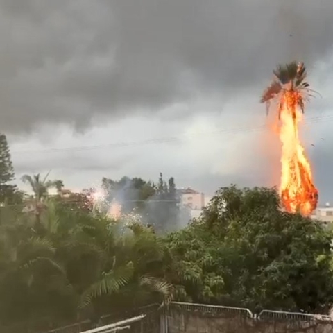 סערת שישי בראש העין: חשד שפגיעת ברק גרמה לפיצוצים, ניתוק כבל חשמל ושריפת מחסן - צפו - חדשות בפתח תקווה
