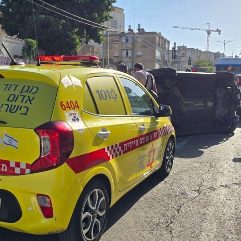 רכב פגע ברכב חונה והתהפך: אם ופעוטה נפצעו בפתח תקווה - חדשות בפתח תקווה