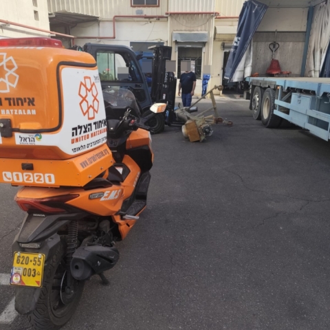 פועל נפצע לאחר שחפץ במשקל כבד נפל עליו ממלגזה בחצר המפעל - חדשות בפתח תקווה