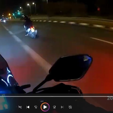 רכב על אופנוע בפסילת ביהמ"ש, נסע נגד כיוון התנועה וחצה רמזורים באור אדום  - צפו - חדשות בפתח תקווה