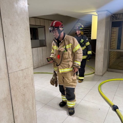  הדיירים הונחו להסתגר בבתים. שריפה בדירה בבניין מגורים בפתח תקווה - חדשות בפתח תקווה