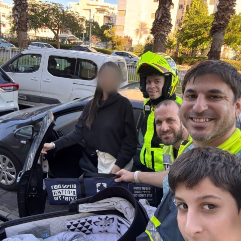פעוט בן חודש ננעל בשגגה ברכב לעיני אמו וסבתו בפתח תקווה - חדשות בפתח תקווה