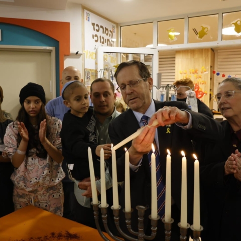 נשיא המדינה הדליק נר שמיני של חנוכה במרכז שניידר לרפואת ילדים בפתח תקווה - בריאות בפתח תקווה