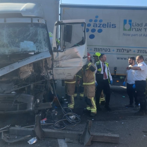 5 פצועים בתאונה בין 3 משאיות לרכב פרטי במחלף קסם - חדשות בפתח תקווה