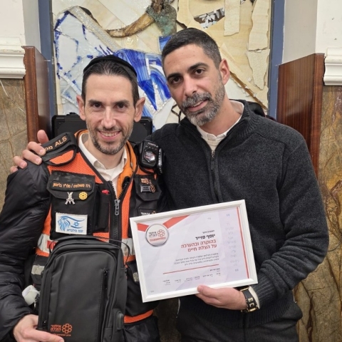 נפלו עליו לוחות שיש – הפצוע האנוש ששב לחיים נפגש עם מי שהציל את חייו - חדשות בפתח תקווה