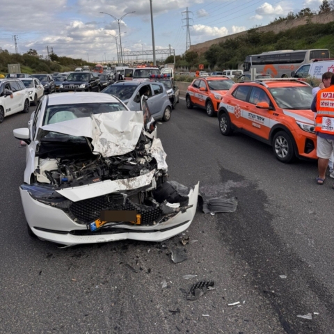 11 פצועים בתאונת דרכים במעורבות רכב הסעות ושני כלי רכב סמוך לפתח תקווה - חדשות בפתח תקווה