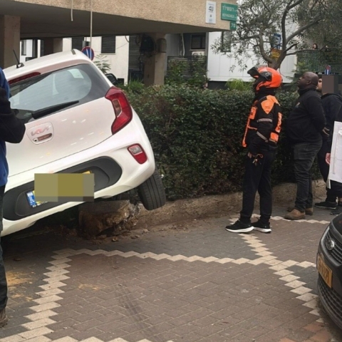 נהגת כבת 70 התנגשה עם רכבה בכניסה לבניין בפתח תקווה - חדשות בפתח תקווה