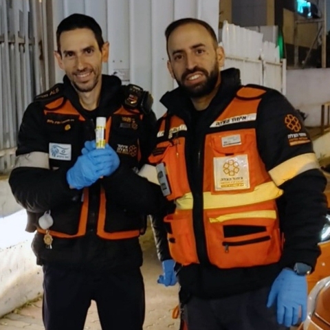 אכל גלידה עם אגוזים: חובש איחוד הצלה הציל את חייו של בן 36 - חדשות בפתח תקווה