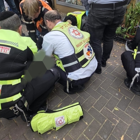 אתמול במרכז פ"ת: מאבק על חייה של אישה שהתמוטטה באמצע הרחוב - חדשות בפתח תקווה
