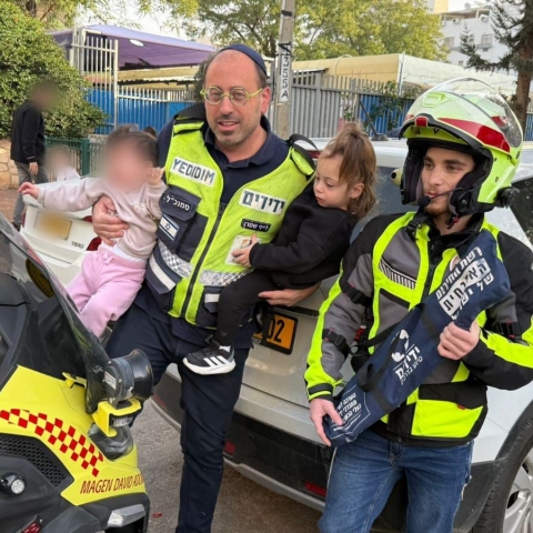 תינוקת כבת שנה ננעלה בשגגה ברכב לעיני אמהּ בפתח תקווה - צפו - חדשות בפתח תקווה