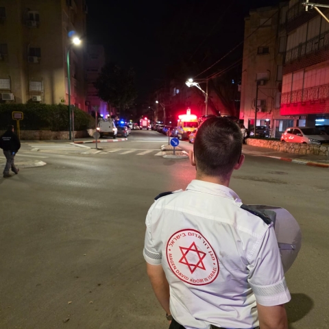 ליל שישי ברח' הנשיאים בכפר גנים: חשד להצתה – רכבים ואופנוע עלו באש - חדשות בפתח תקווה