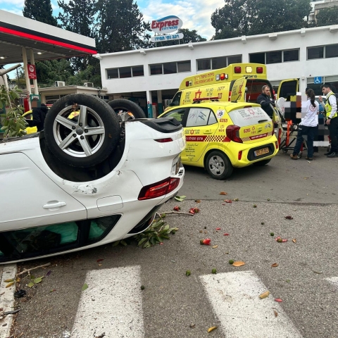 2 נפגעים בהתהפכות רכב בדרך ז'בוטינסקי בפתח תקווה - חדשות בפתח תקווה