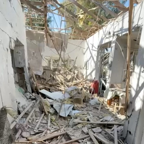  הנס של בת ה-87 מזירת הנפילה בפתח תקווה - צפו בתיעוד של פיקוד העורף מהבית שנפגע מטיל - חדשות בפתח תקווה
