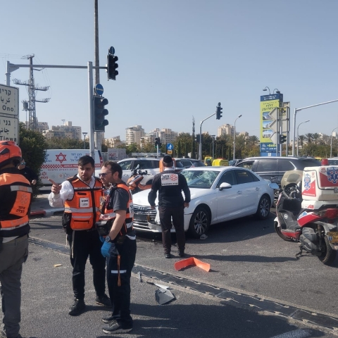 אב ובנו שרכבו על אופנוע נפצעו בתאונת דרכים בפתח תקווה - חדשות בפתח תקווה