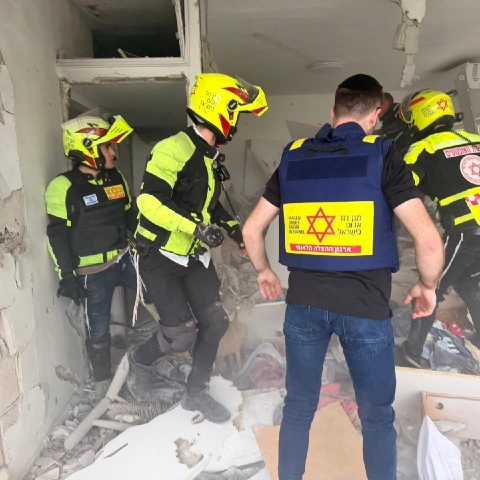 שלוש זירות פגיעה בפתח תקווה ובראש העין: אב ושני בניו נפגעו קל מרסיסים - חדשות בפתח תקווה