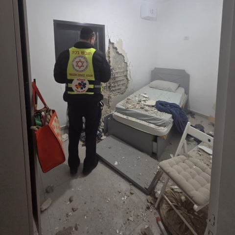 4 נפגעים מפגיעת חלק טיל בממ״ד בפתח תקווה - חדשות בפתח תקווה