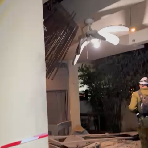 ערב שישי בחצות: 3 זירות נפילות - בהן בית פרטי שנפגע מחלק טיל - חדשות בפתח תקווה