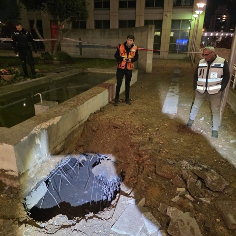 הלילה, לאחר הודעת טראמפ על הפסקת אש - חלק טיל נפל בחניון בניין משרדים בפתח תקווה - חדשות בפתח תקווה