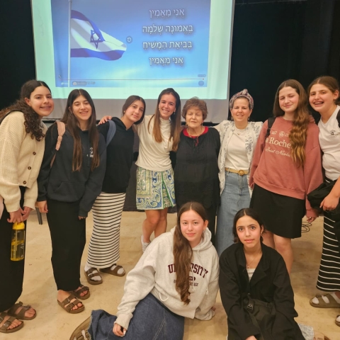 מסורת של זיכרון באולפנת אמית ישורון - הפעם בבית משפחת הורנצ'ק - קהילות בפתח תקווה